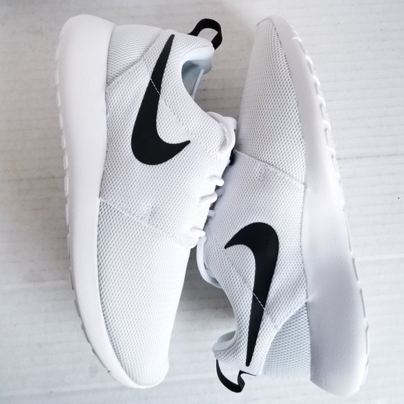 NEW Nike Roshe One White/Black Women 6.5 - Picture 2 of 6